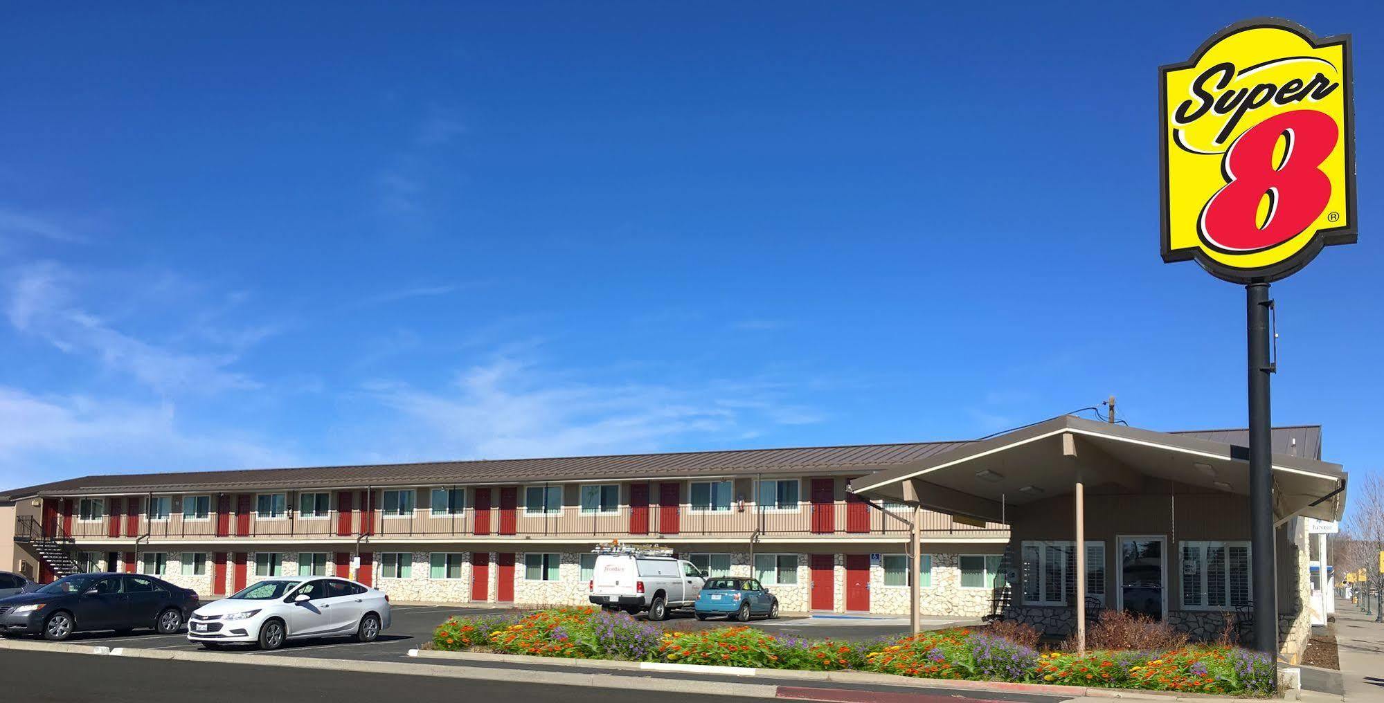Super 8 By Wyndham Alturas Hotell Exteriör bild